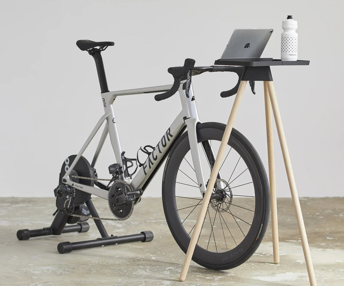 Racercykel på hometrainer med TONS stand til iPad og drikkedunk